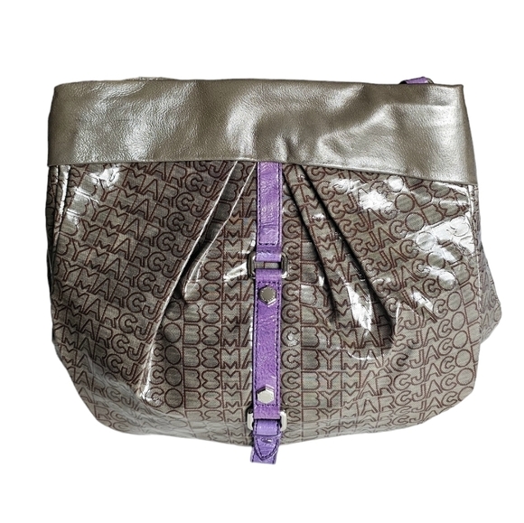 Large Marc Jacobs monograph puttering magnetic closure silver hardware. - Picture 2 of 7